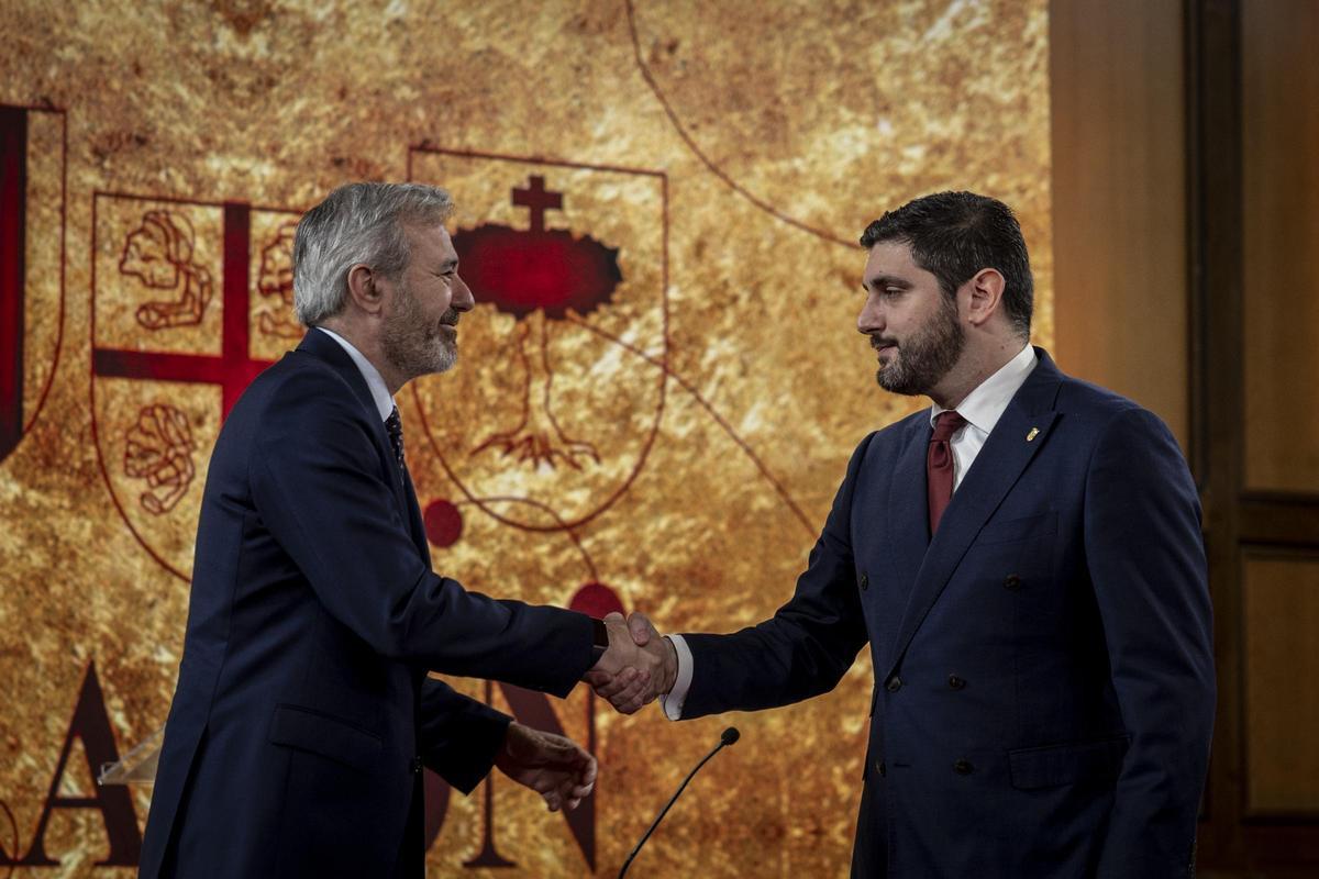 Alejandro Nolasco y Jorge Azcón firmando el pacto de coalición en Zaragoza