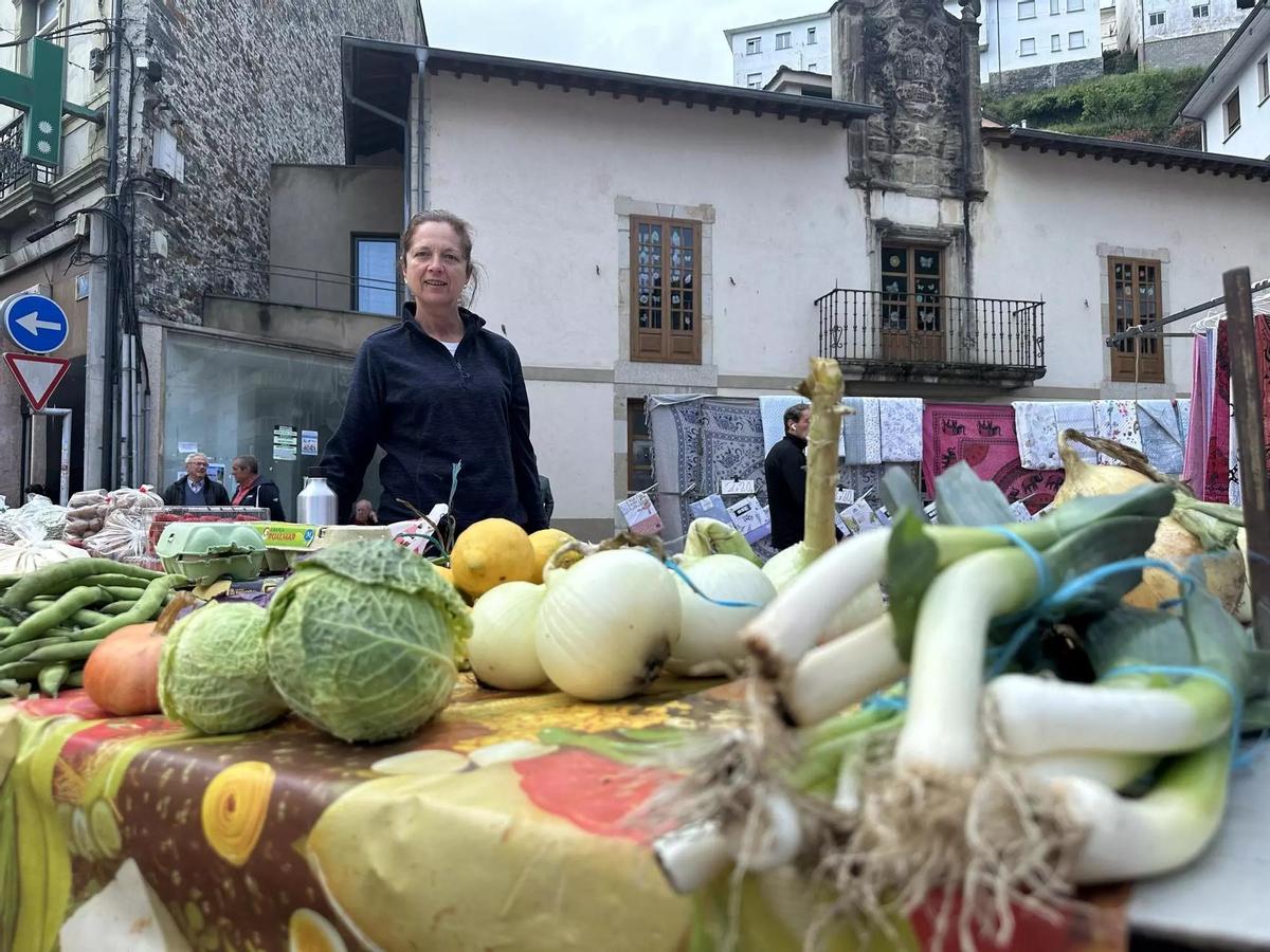 María Esther Rubio con sus verduras en el mercado de Barcia