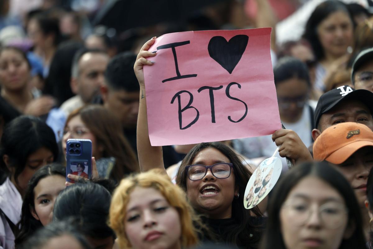 Miembros de BTS saludando a los fans desde el balcón del Palacio Nacional