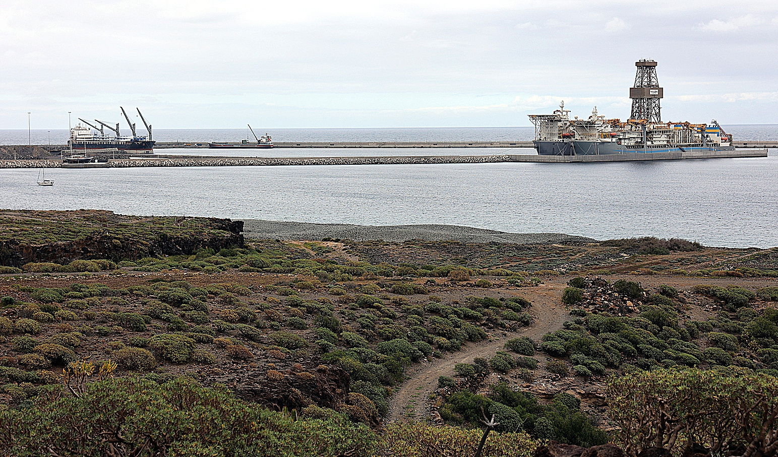 Crucero MV Hondius anclado en alta mar frente a la costa de Granadilla de Abona, con la silueta de la isla de Tenerife al fondo