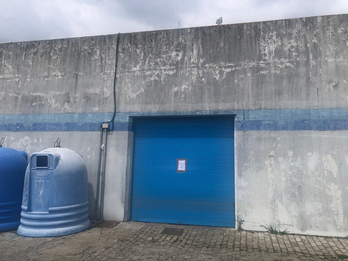 Mujer sin vida encontrada en la nave del puerto de Ribeira, con la puerta cerrada y señal de "Mantener la puerta cerrada"