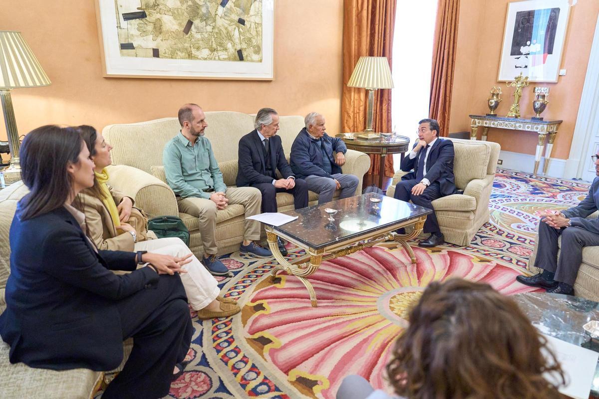 Ministro José Manuel Albares reuniéndose con los familiares de los españoles detenidos en Guinea Ecuatorial