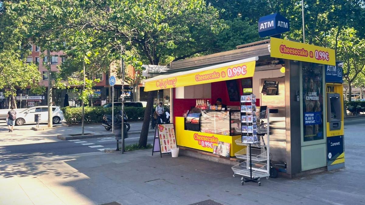 Quioscos de Barcelona se reinventan: vinilos, cheesecakes y cultura LGTBI a menos de 1 €