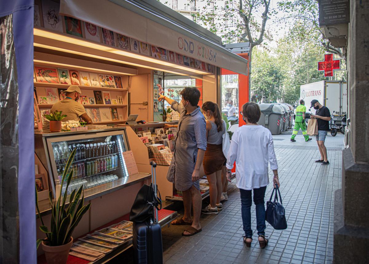 Foto de un quiosco de Barcelona con vinilos y cheesecakes exhibidos en la fachada