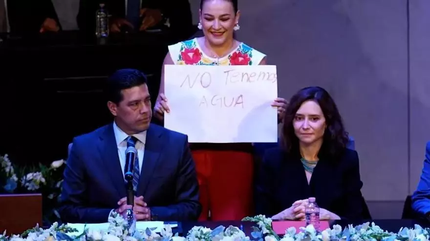 Carteles de la protesta exigiendo salarios dignos y mejores condiciones laborales