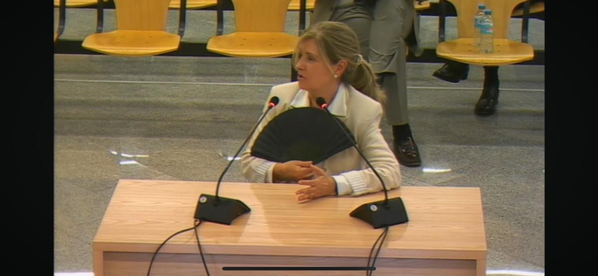 Técnico mostrando los billetes de 500 euros entregados por Rosalía Iglesias en 2013