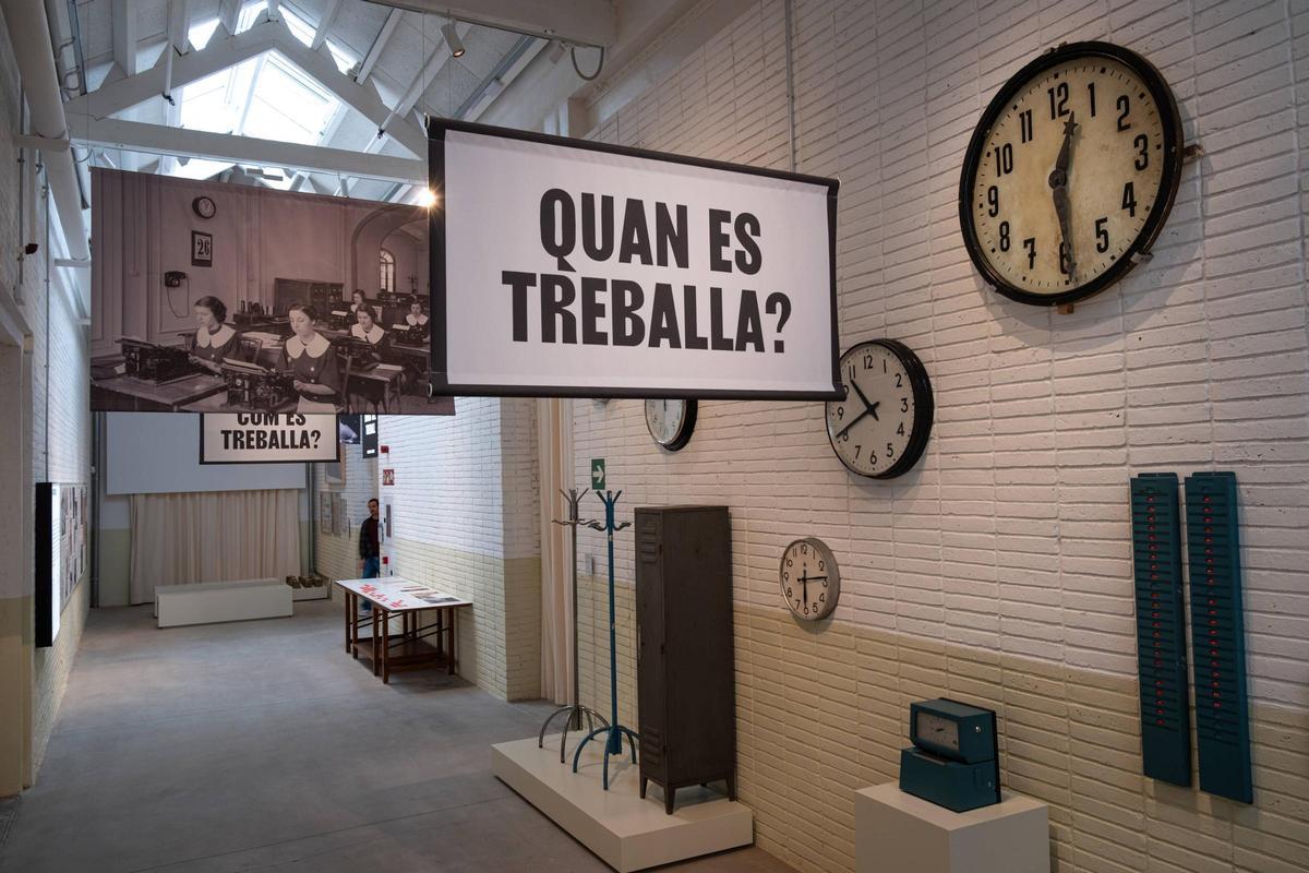 Molino de carbón en la entrada del Museo del Trabajo, símbolo de la energía industrial de la fábrica