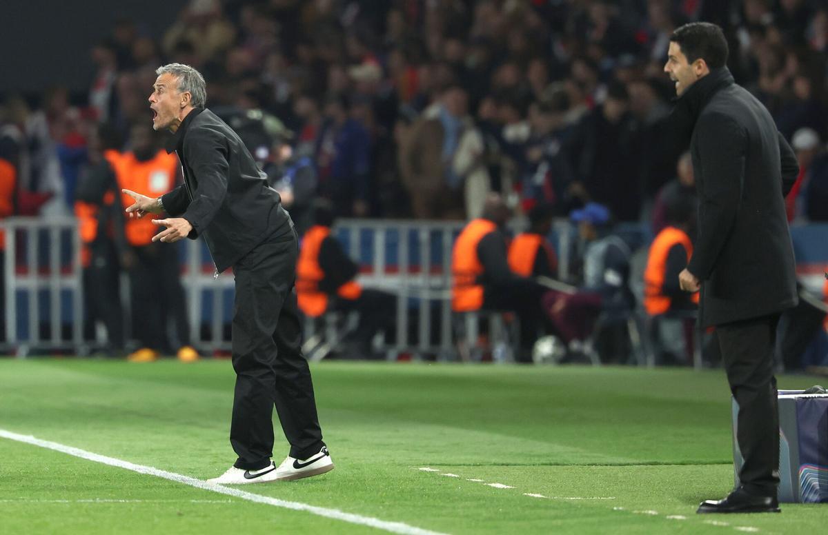 Luis Enrique y Mikel Arteta en el banquillo del PSG y Arsenal antes de la final masculina