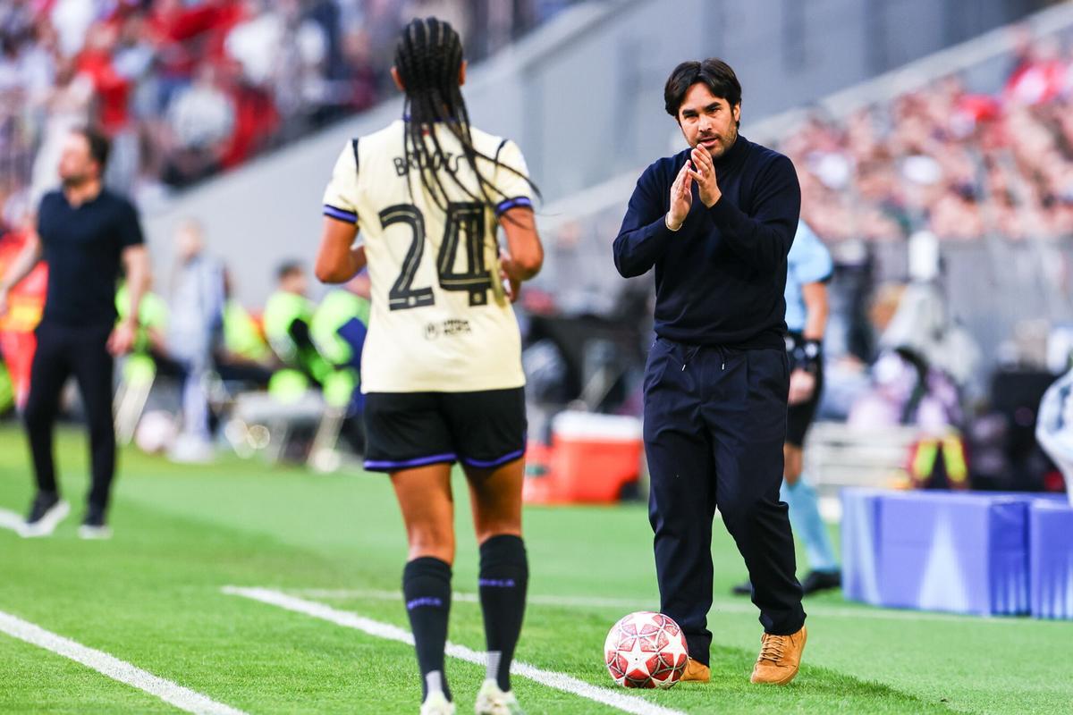 Pere Romeu y Jonatan Giráldez dirigiendo a Barcelona Femení y Olympique Lyon en la final femenina