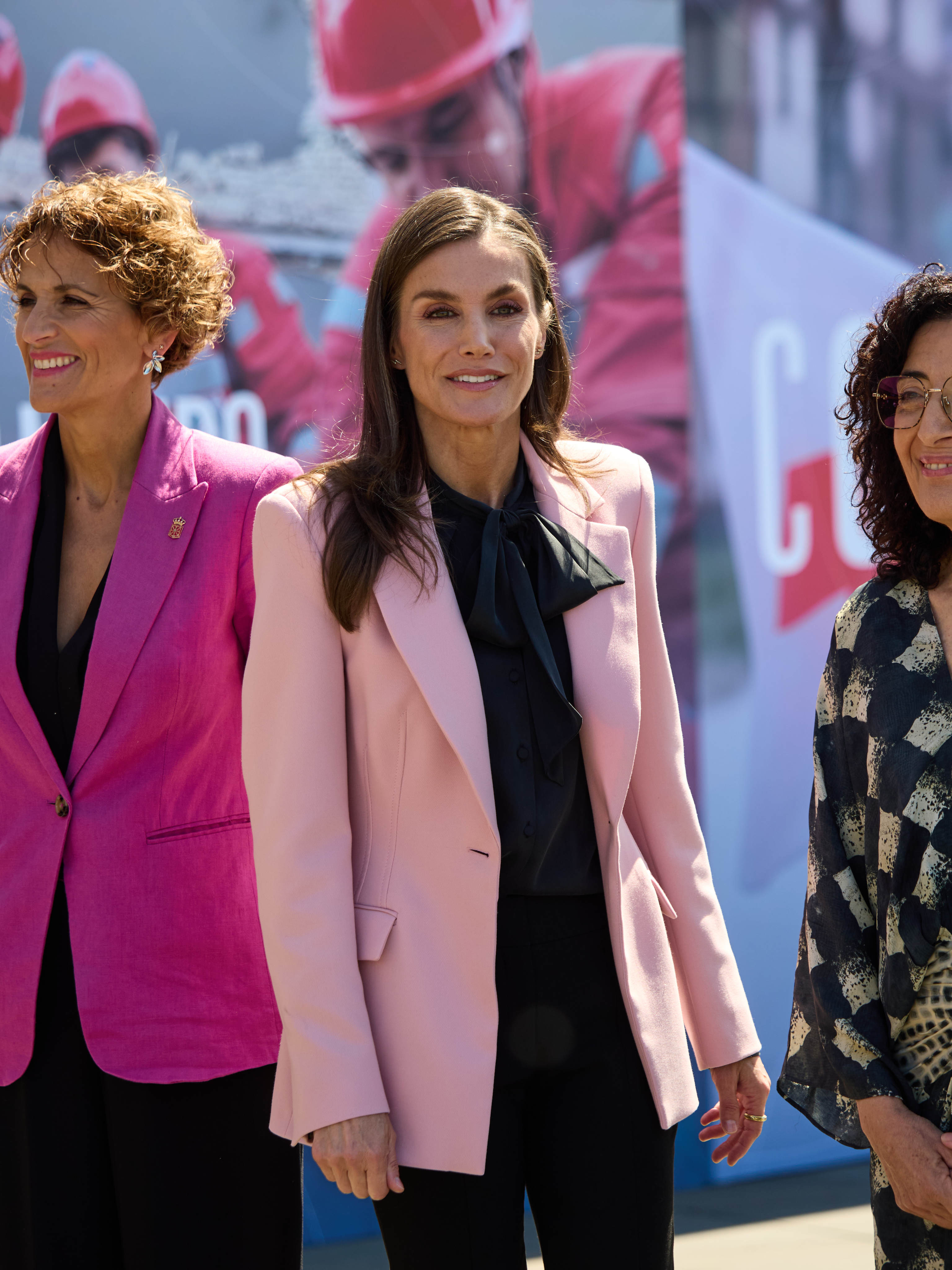 Reina Letizia en Pamplona con blazer rosa de Zara y pantalón pitillo