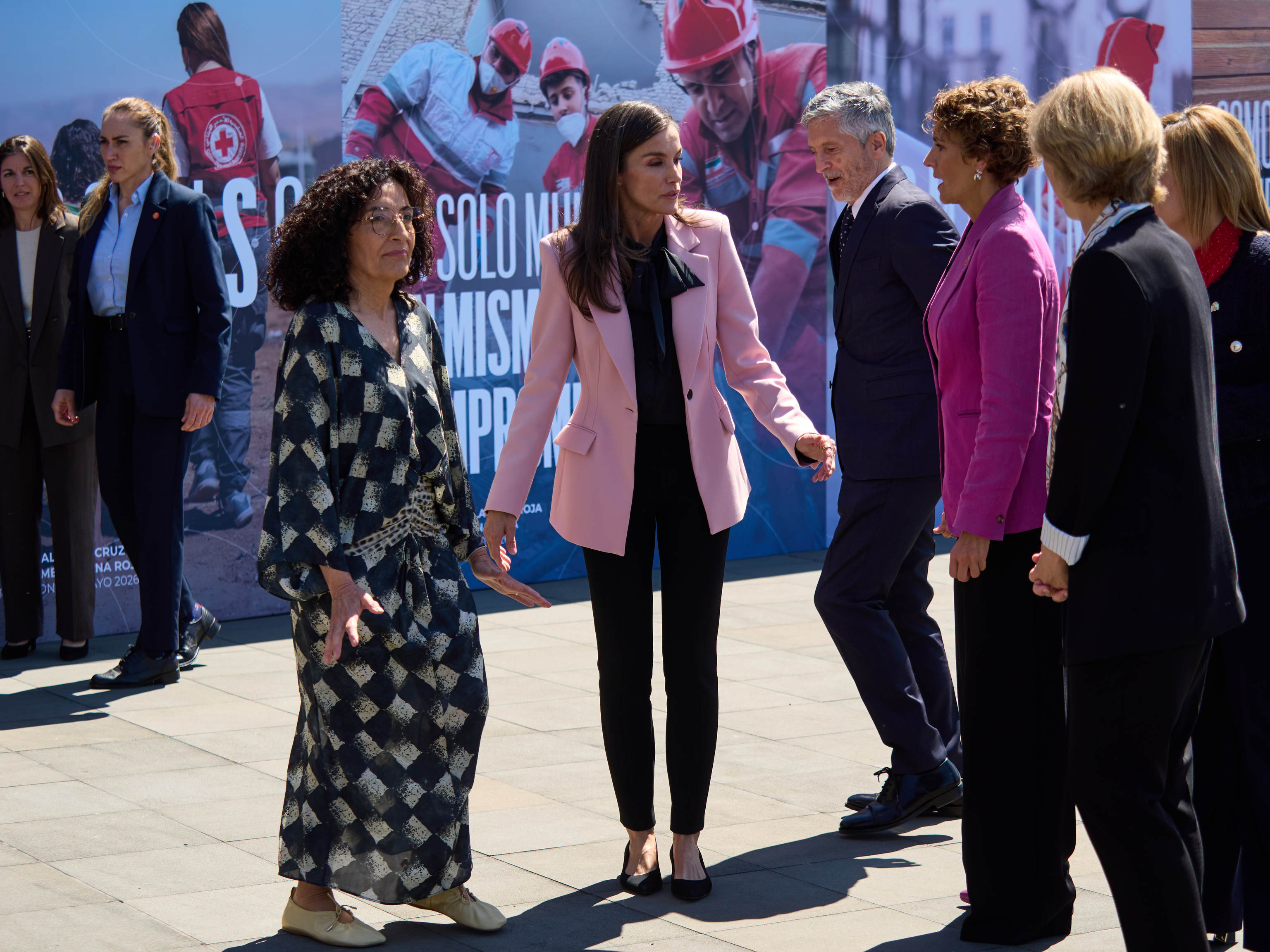 Detalle del blazer rosa y pantalón pitillo de la Reina Letizia