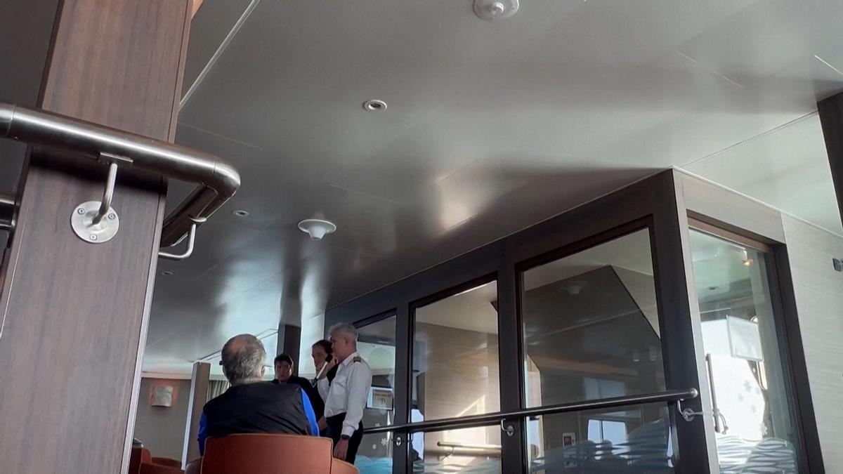Interior del salón del MV Hondius donde se encuentran los pasajeros