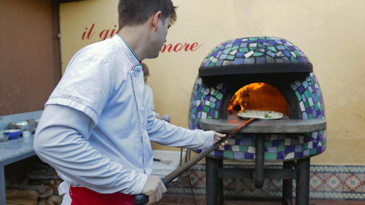 Eric Ayala hornea 10.000 pizzas al mes y destina 3.000 € a la comida del personal