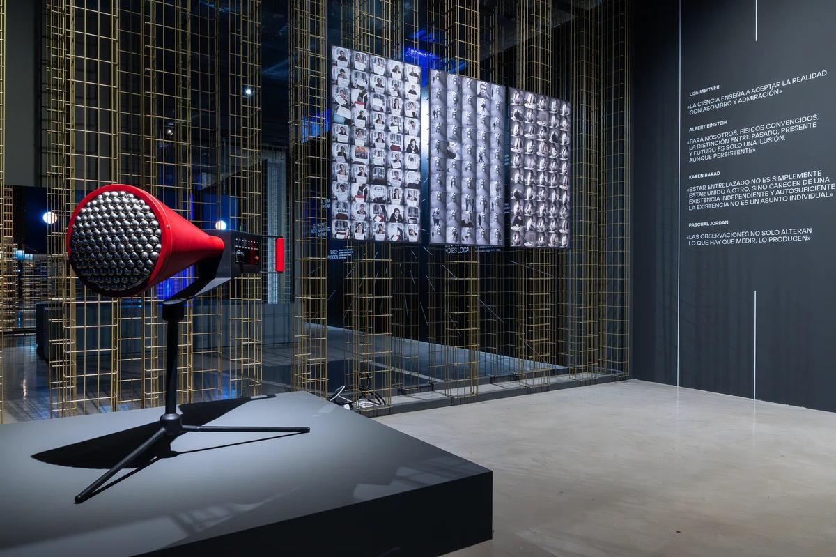 Fotografía del salón principal de la exposición Revolución Cuántica en el Edificio Telefónica, con instalaciones de arte inmersivo sobre física cuántica