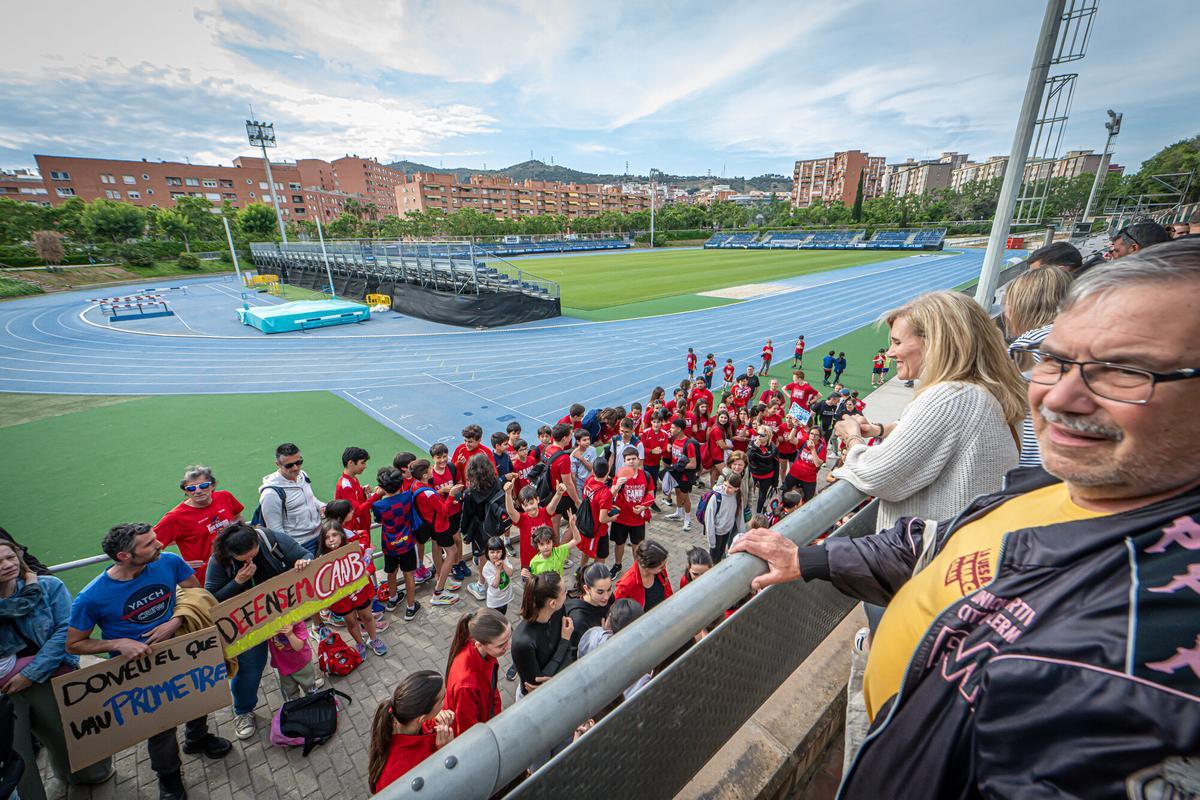 Club de Atletismo Nou Barris protesta en Can Dragó y exige la recuperación del espacio atlético