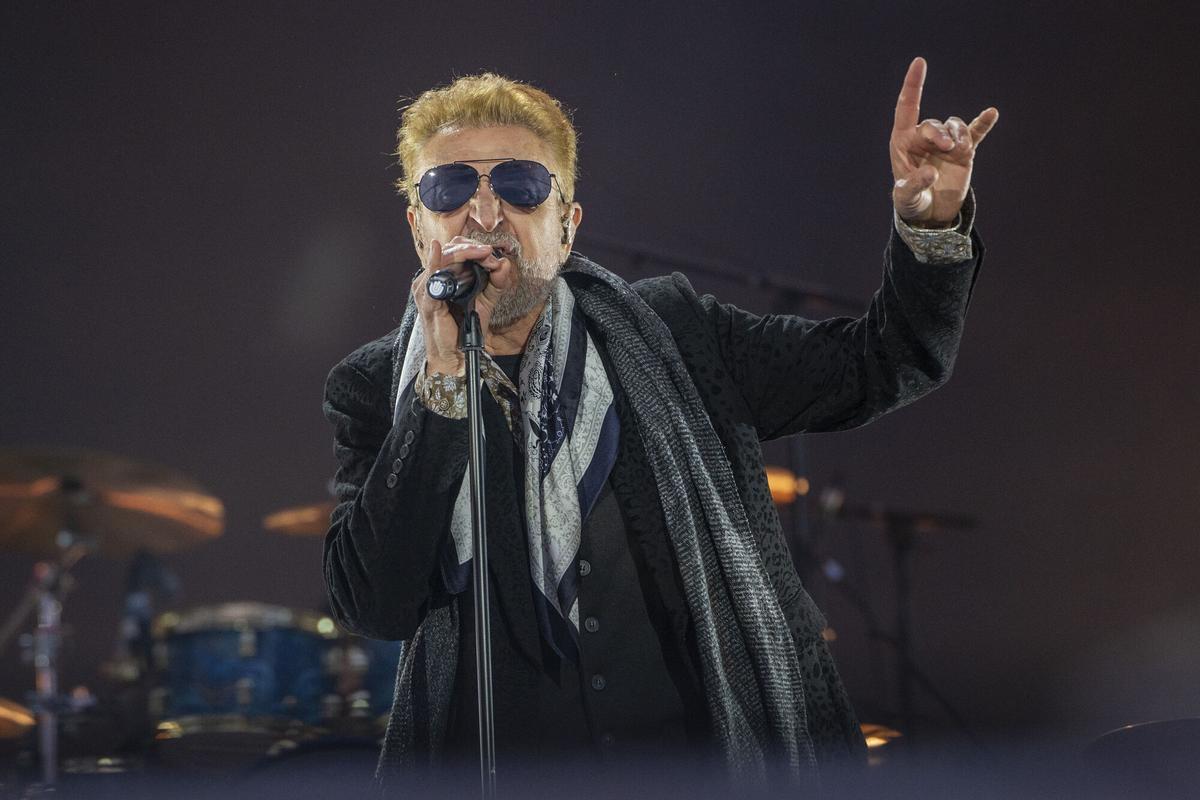 Manolo García cantando en el Estadi Olímpic de Barcelona durante el concierto de reencuentro de El Último de la Fila