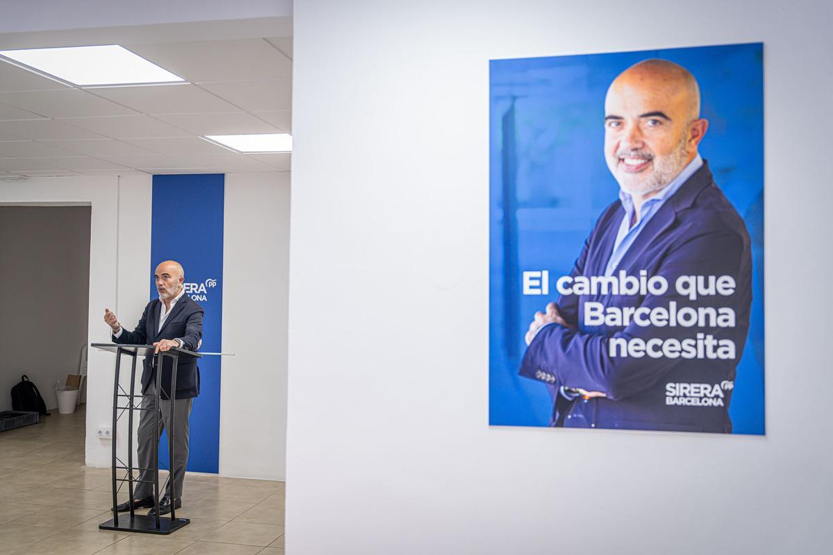 Inauguración de la primera sede municipal del PP en el paseo de Valldaura, Nou Barris, con Daniel Sirera y simpatizantes.