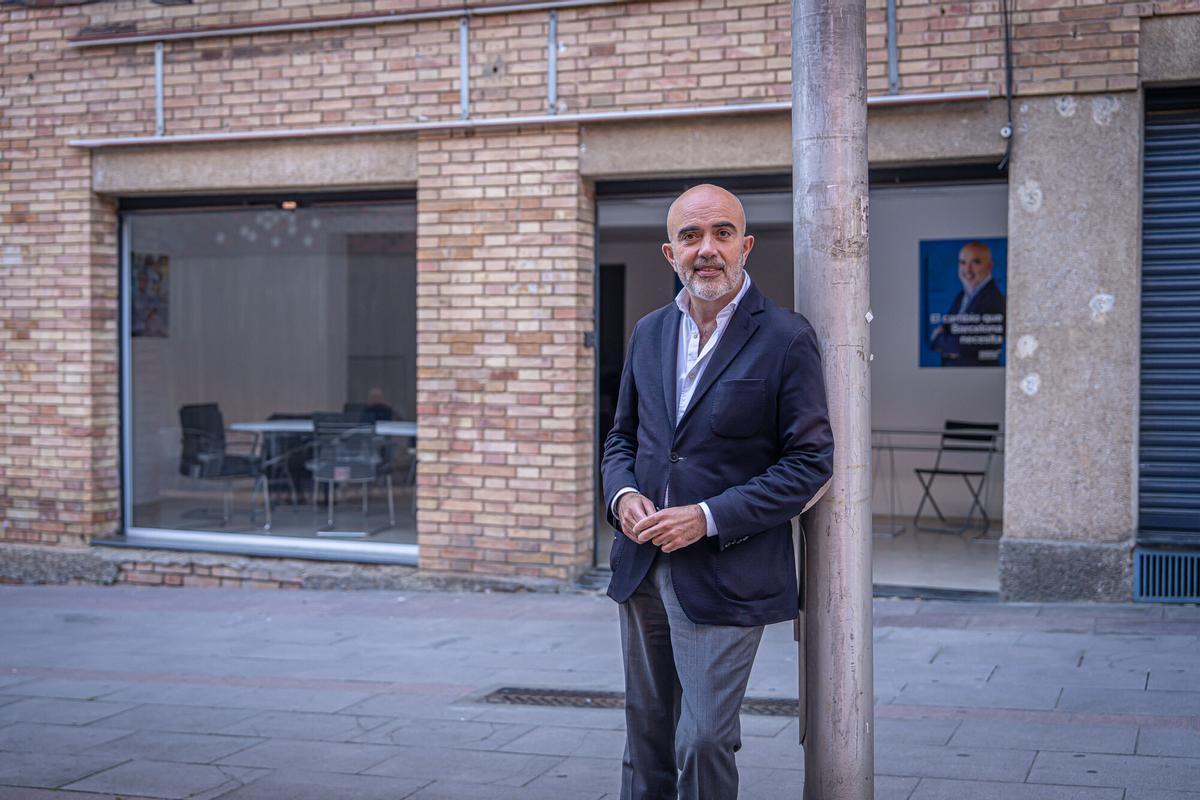 Interior de la nueva oficina del PP en Nou Barris, mostrando el mostrador de atención ciudadana y material informativo.