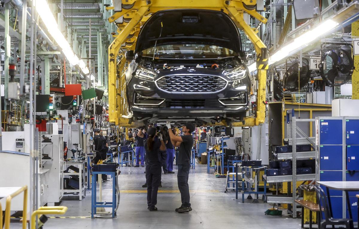 Ford retrasa al 2028 el lanzamiento del nuevo vehículo en Almussafes y recorta la producción un 39 %