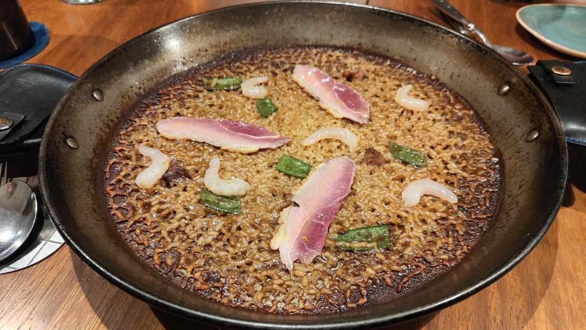 Paella de gambas y pato en el restaurante Cruix, Barcelona