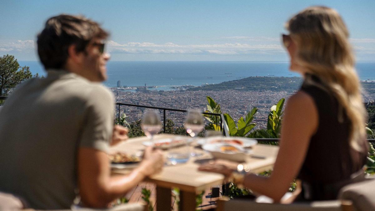 Terraza del restaurante Albarada con vistas panorámicas de Barcelona