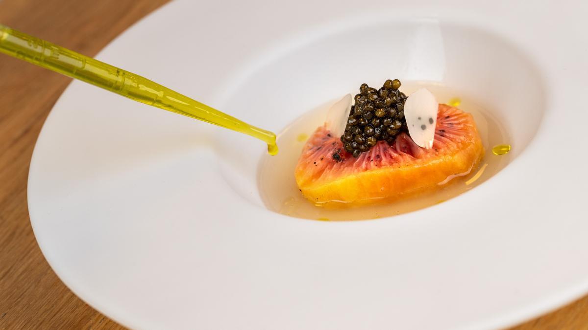 Plato de embutido de caqui y kiwi rojo con caviar en La Boscana, Bellvís