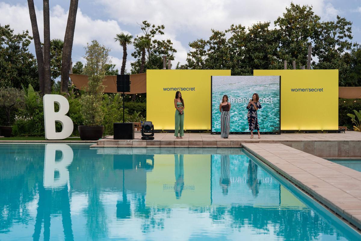 Nicole Wallace en el desfile de Women'secret en Beso Beach Pedralbes, Barcelona, con un bañador asimétrico y pantalón de rayas