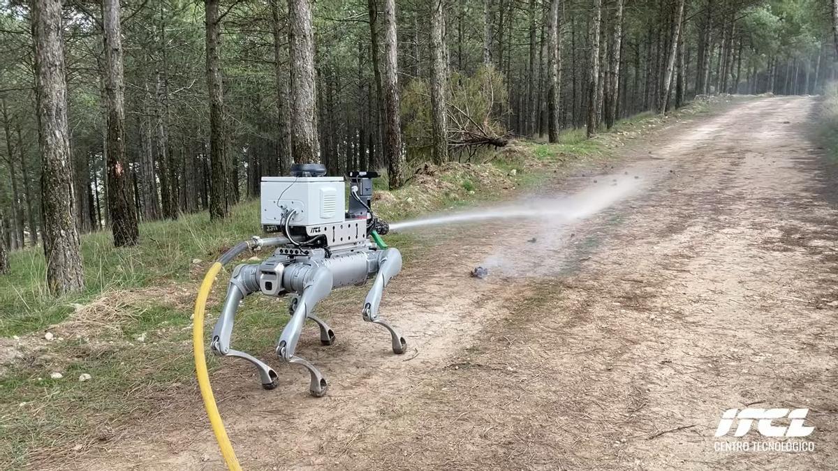 Robot cuadrúpedo de ITCL en demostración, con manguera de extinción activada