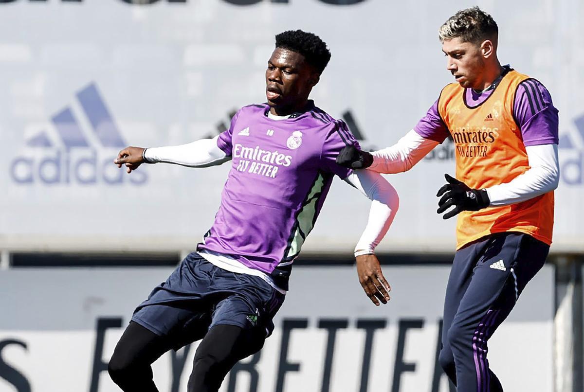 Federico Valverde con el uniforme del Real Madrid, mostrando la herida en la frente después del accidente