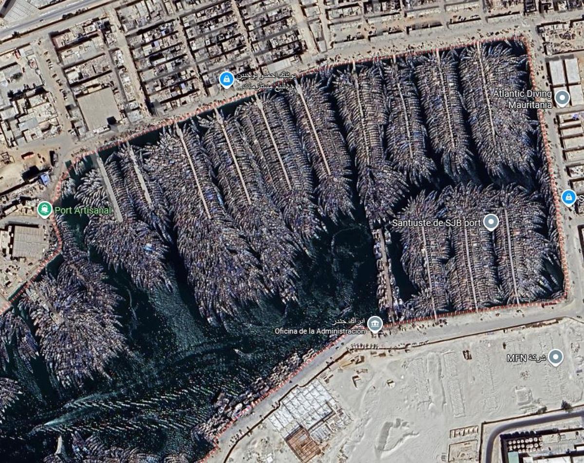 Vista aérea del puerto de Nuadibú con cientos de pirogues y buques industriales amontonados