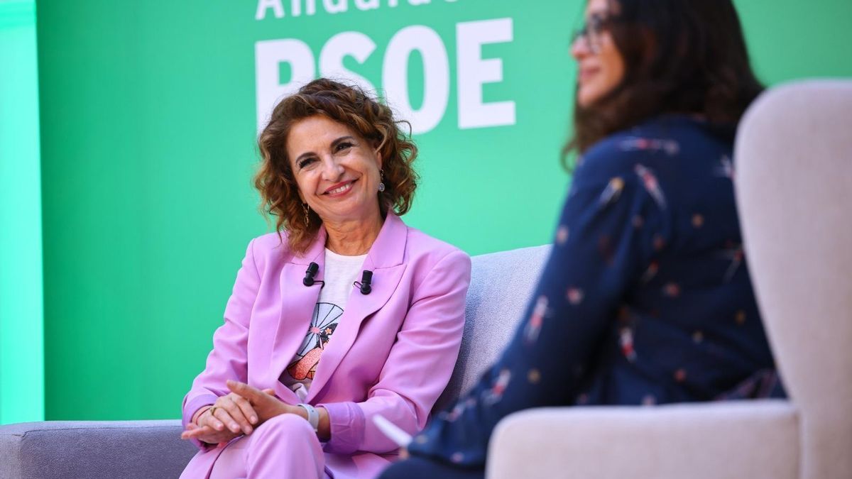 María Jesús Montero defiende su naturalidad ante los memes y refuerza su precampaña