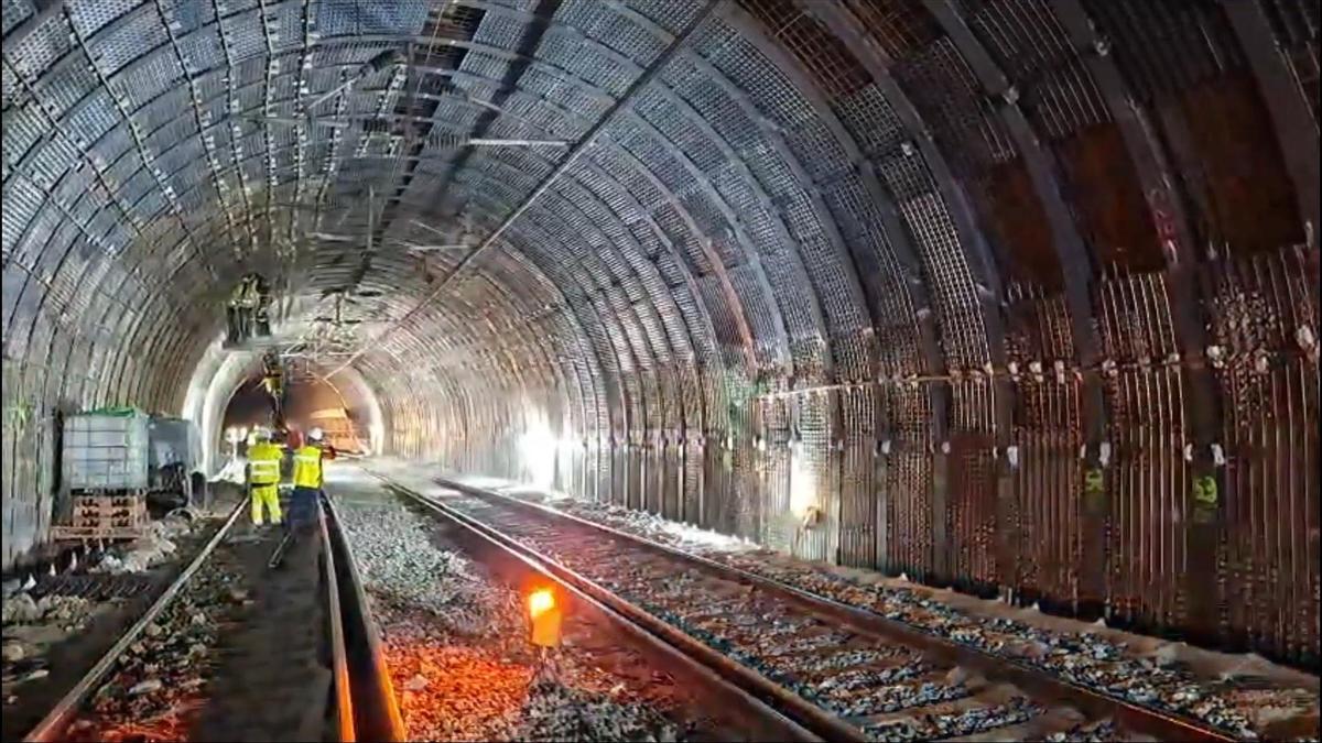 Descarrilamiento del tren de mercancías en el túnel de Rubí obliga a limitar la R8