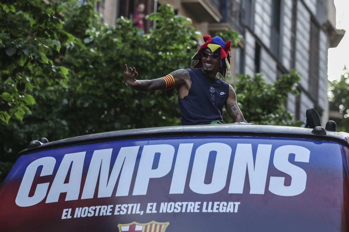 Aficionados del FC Barcelona celebrando en el Camp Nou antes del clásico contra el Real Madrid