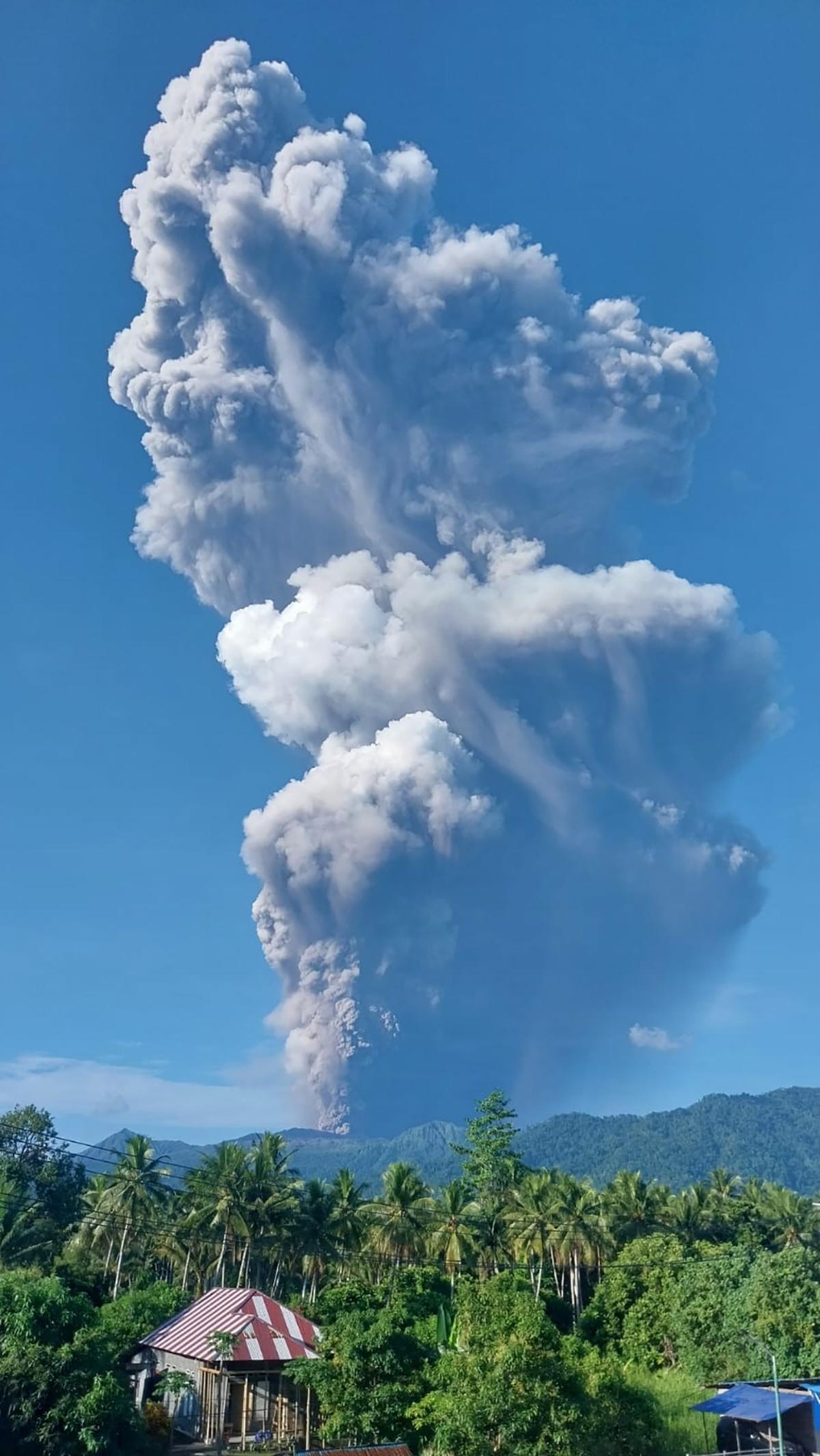 Volcán Dukono en Indonesia deja 3 muertos y 17 rescatados: alerta de ceniza en Tobelo