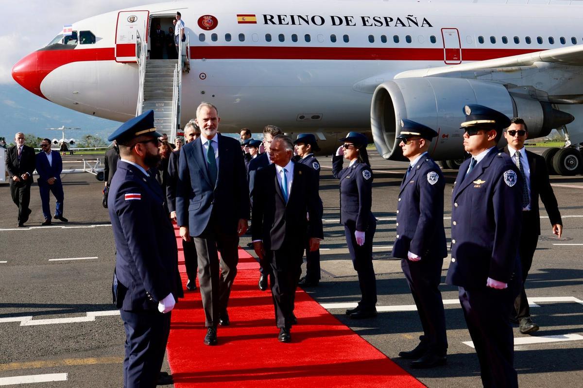 Rey Felipe VI y Laura Fernández durante la juramentación en el Estadio Nacional de San José
