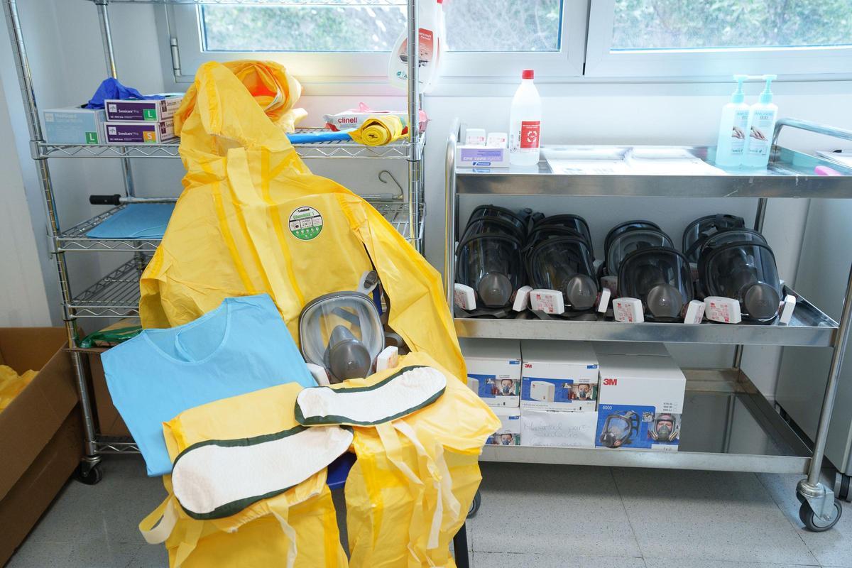 Sala de aislamiento de 36 m² con más de 40 sanitarios en la UATAN del Hospital de La Candelaria