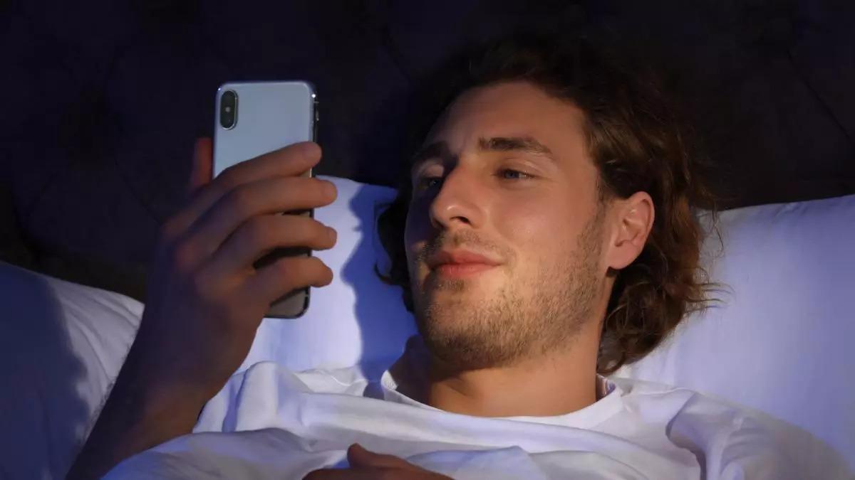 Brillo del móvil en la noche, la alerta del Dr. Sebastián La Rosa: reducir al 5‑10 % para dormir mejor