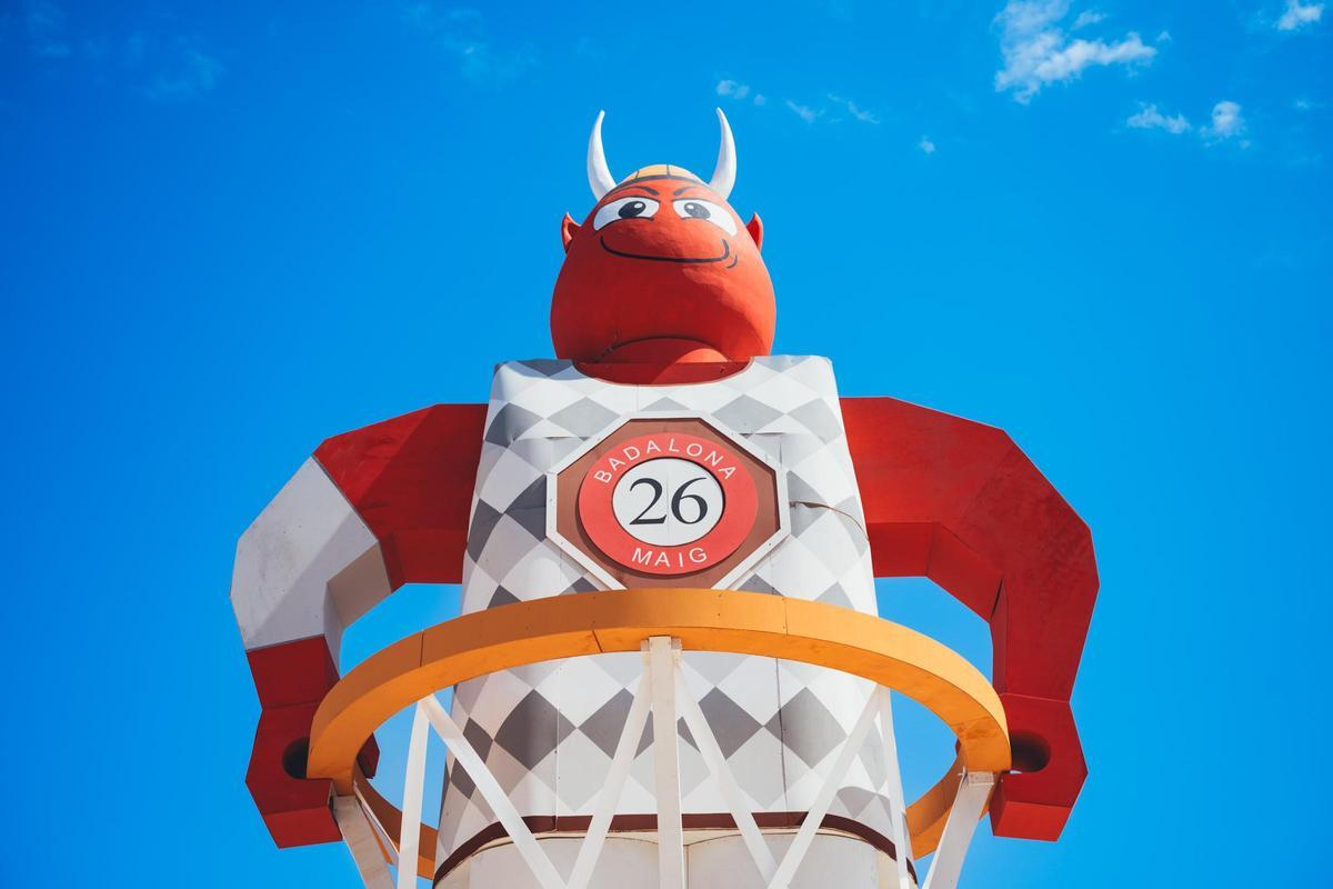 Espectáculo piromusical y cremación del Dimoni en la playa dels Pescadors de Badalona, 10 de mayo