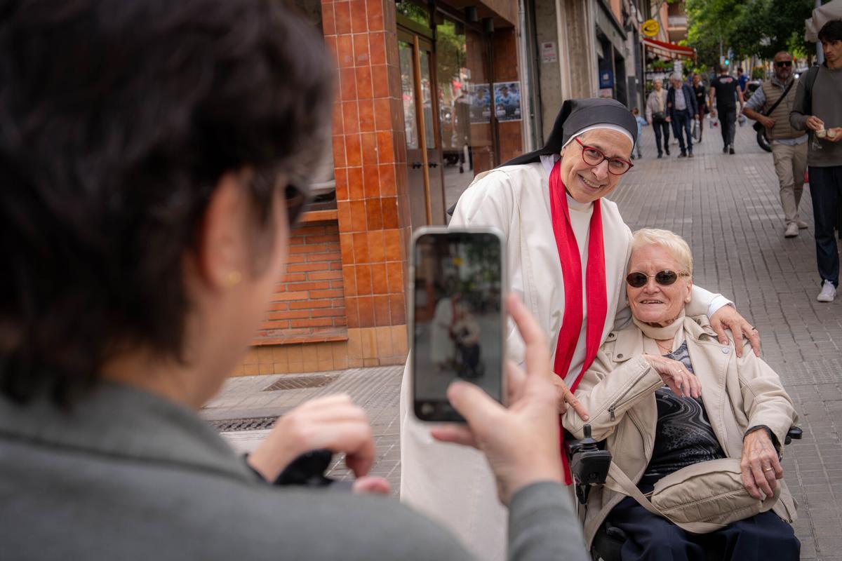 El Papa Francisco bendiciendo la caravana de ambulancias en Barcelona
