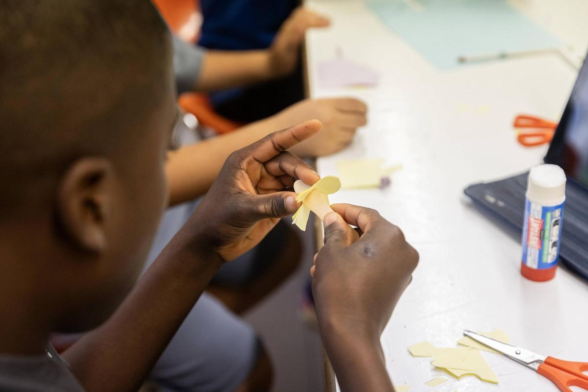 Niños y jóvenes participando en actividades culturales en la ludoteca del Ateneu Sant Roc