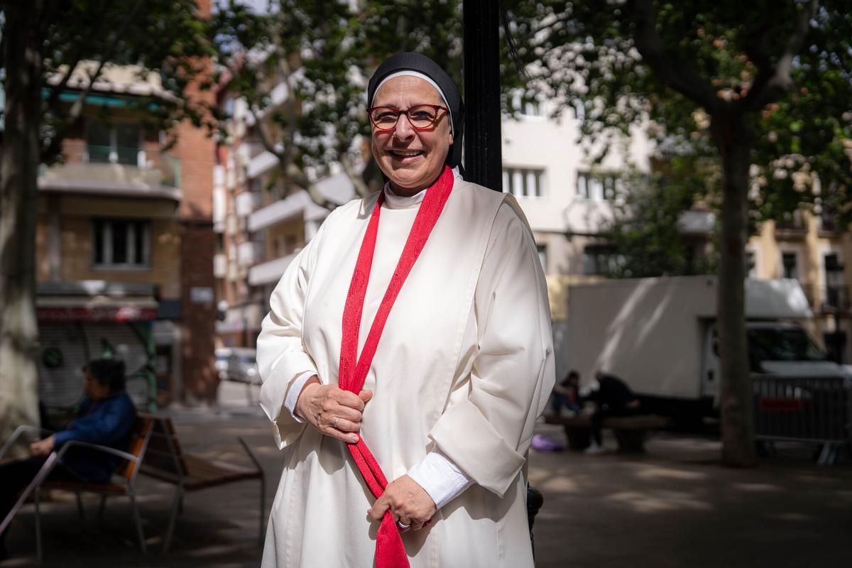 Sor Lucía Caram junto a una ambulancia preparada para el envío a Ucrania