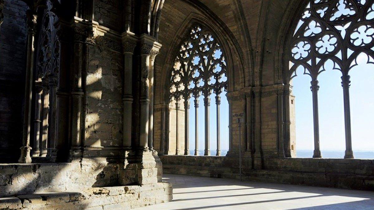 Mirador del claustro de la Seu Vella con vistas panorámicas de Lleida al atardecer