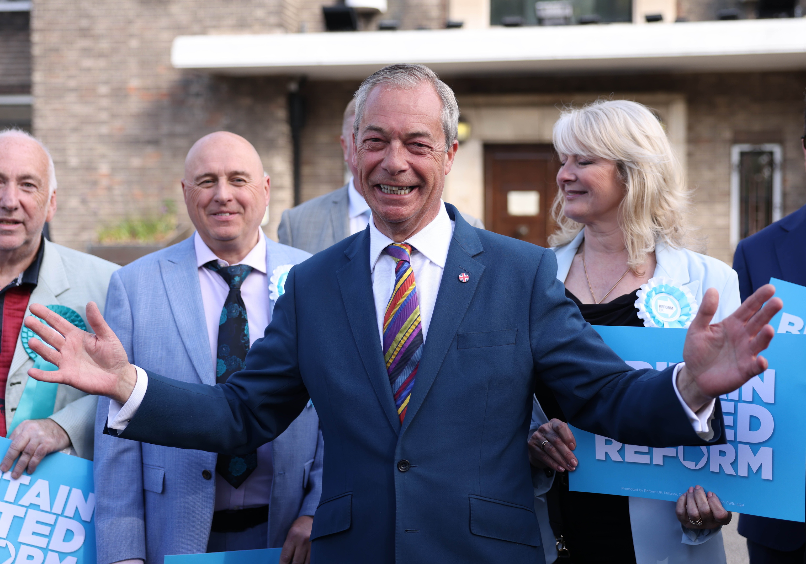 Multitud de simpatizantes de Reform UK celebrando los resultados de las elecciones locales 2026