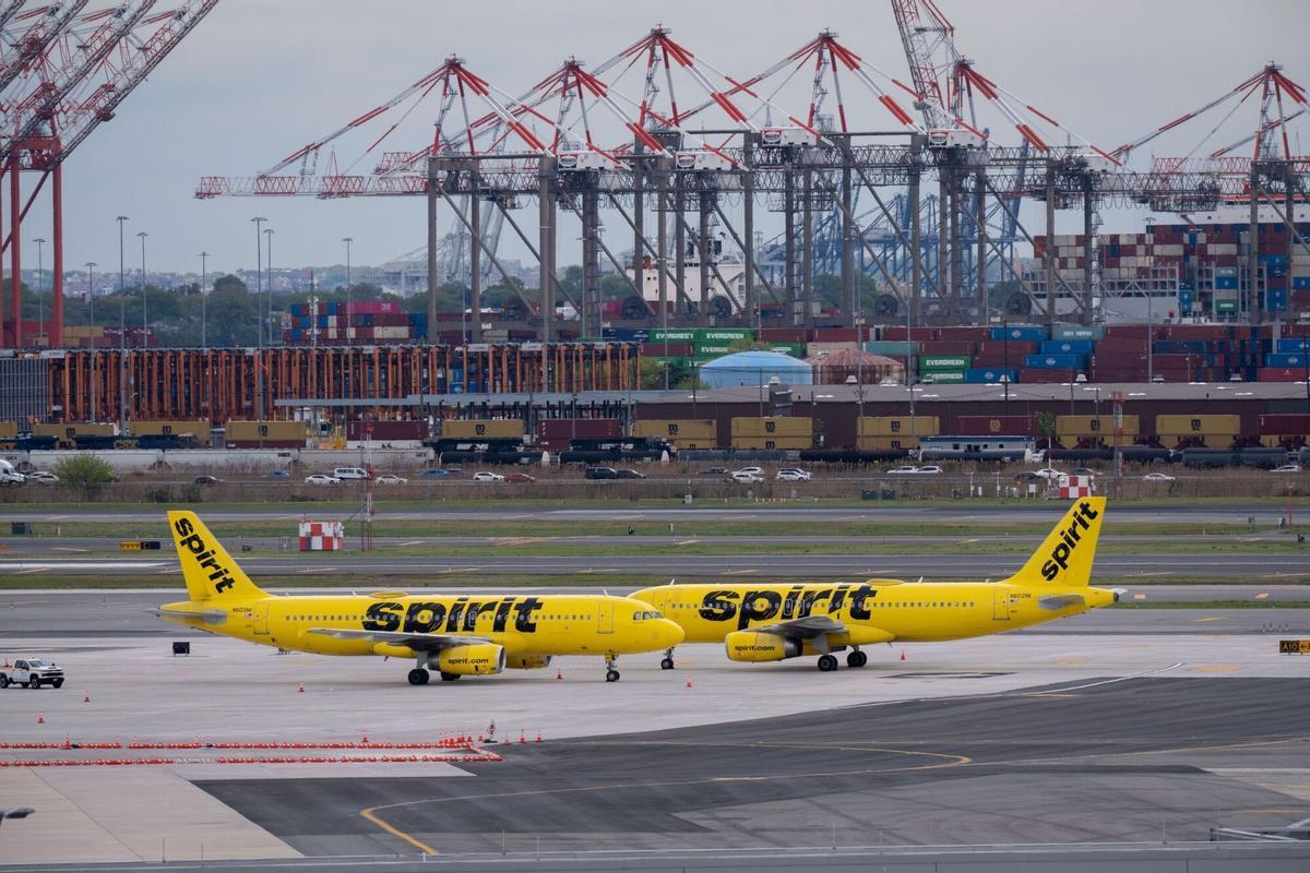 Aviones de Spirit Airlines estacionados tras la suspensión de operaciones en Florida