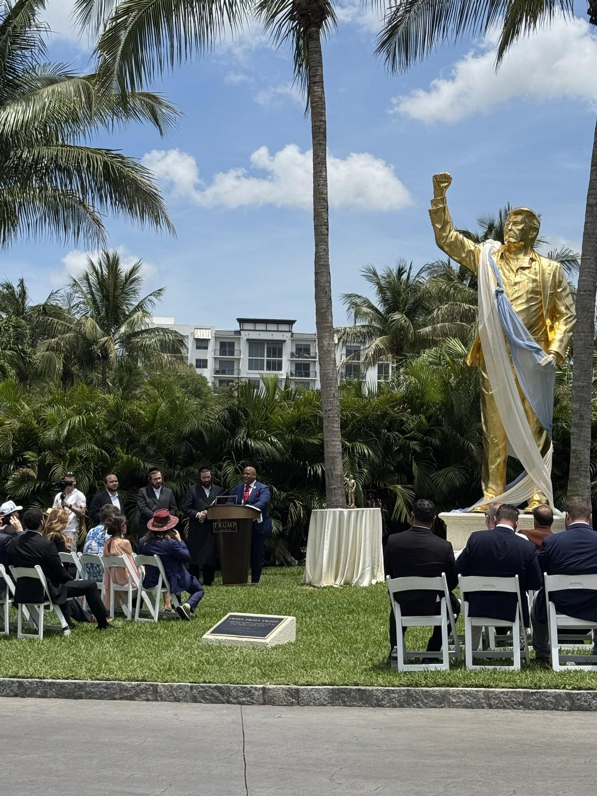 Trump inaugura estatua dorada de 4,5 m en su club de golf de Doral