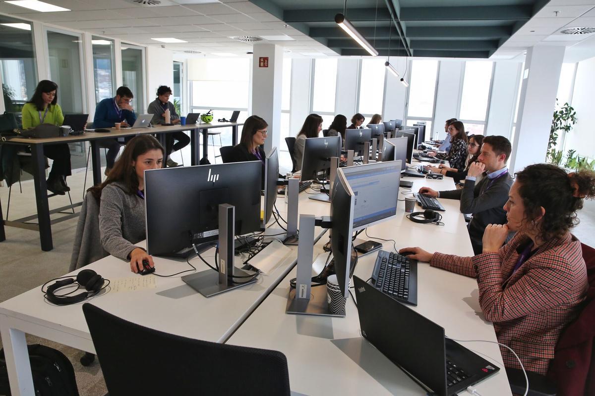 Imagen de los jóvenes participantes del Graduate Program de Sanofi en una sesión de trabajo