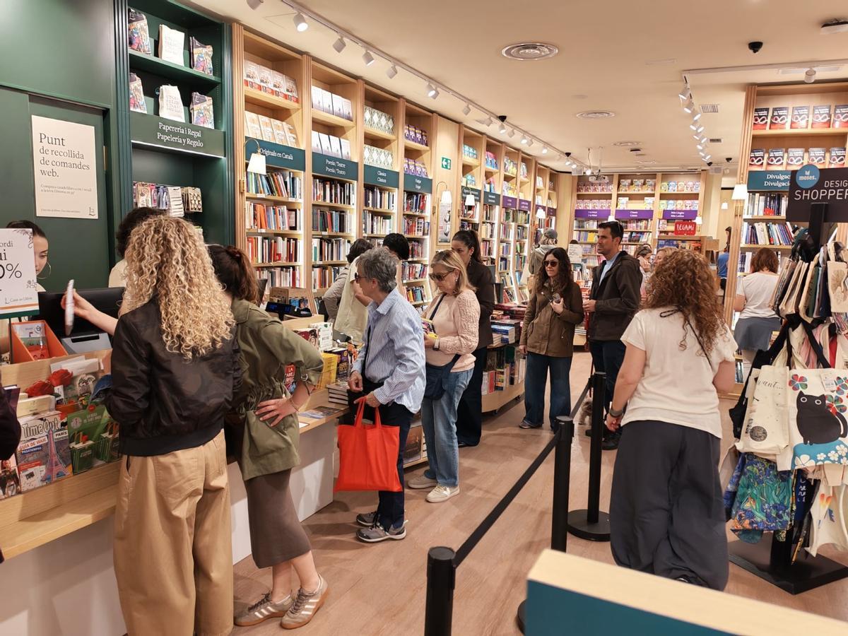 Pantallas superan a los libros en consumo diario: la lectura pierde terreno en la era móvil