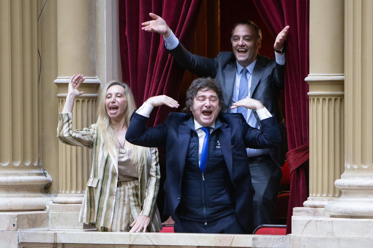 Milei se refugia en la realidad virtual y EE.UU. mientras su gabinete se tambalea por el escándalo Adorni