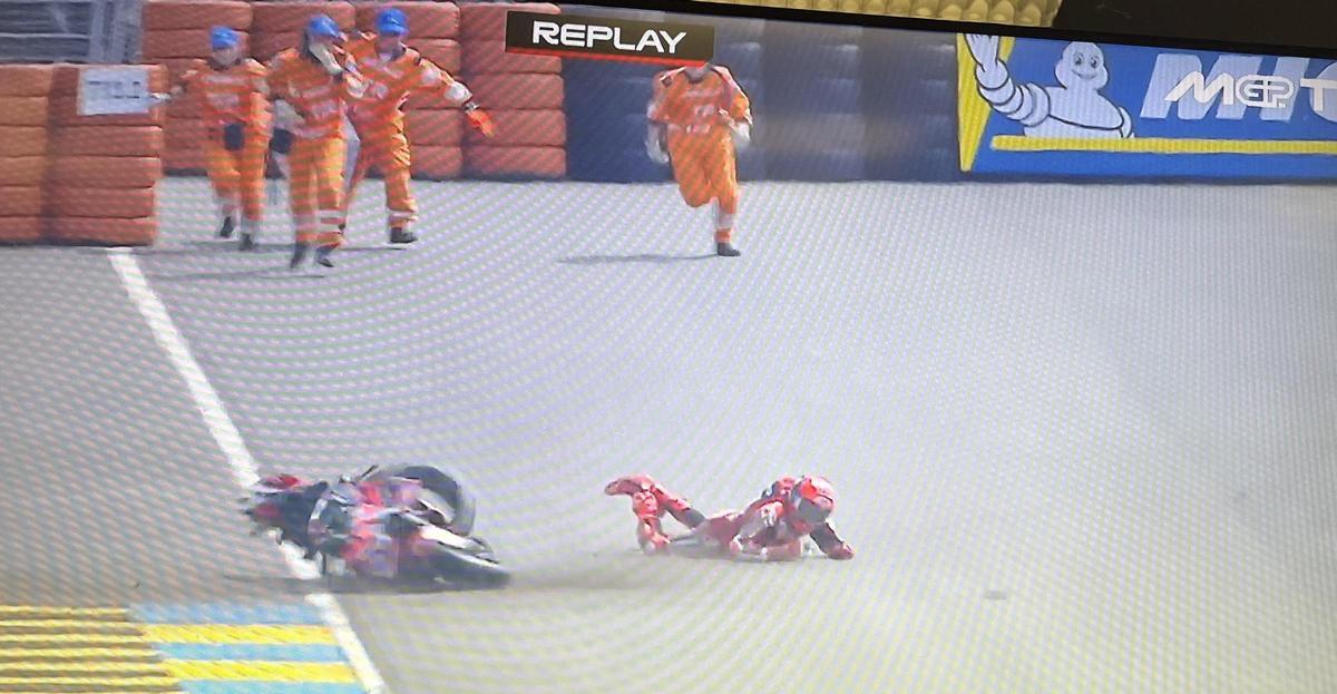 Marc Márquez siendo atendido por el equipo médico tras la caída en Le Mans
