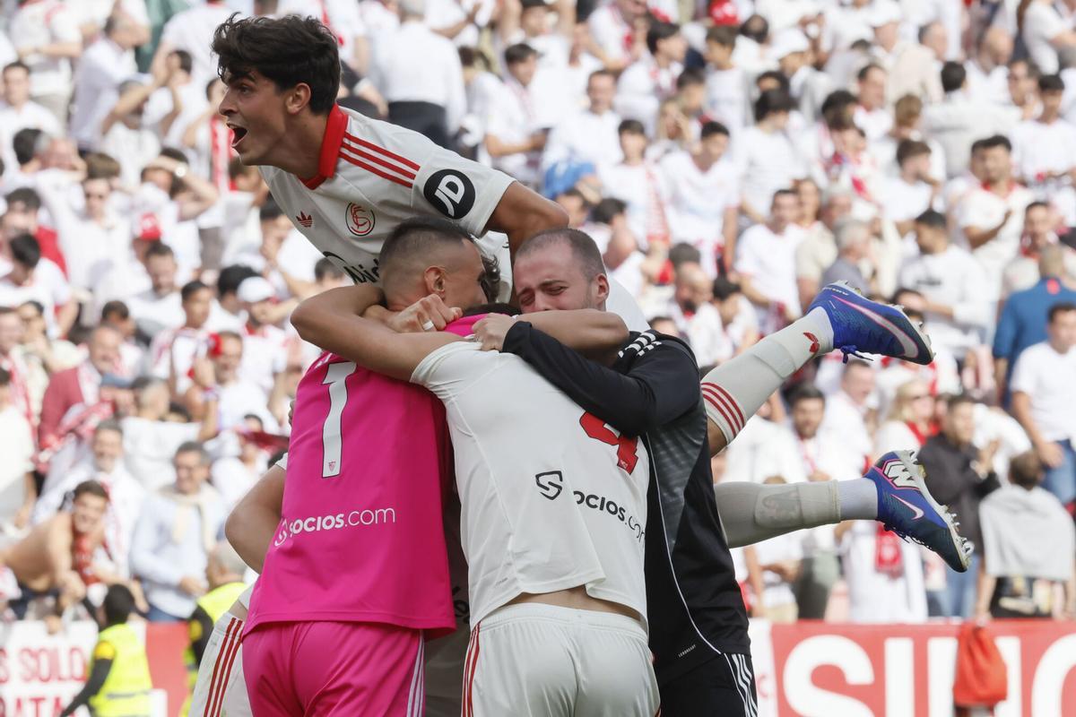 Jugadores del Sevilla celebrando el gol de Tyrhys Dolan en el Sánchez Pizjuán